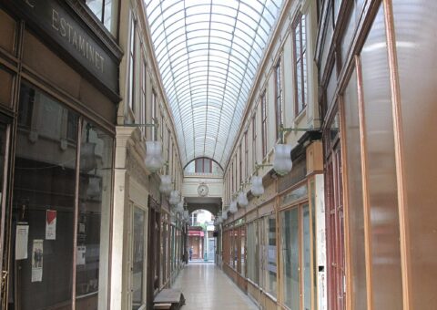 L'intérieur du passage du Bourg-l'Abbé à Paris