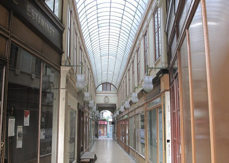 L'intérieur du passage du Bourg-l'Abbé à Paris