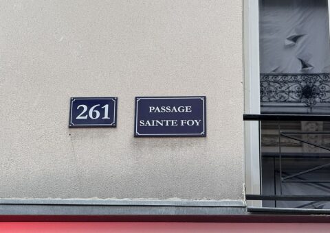 Les plaques émaillées du 261 rue Saint-Denis et du passage Sainte-Foy sur la façade
