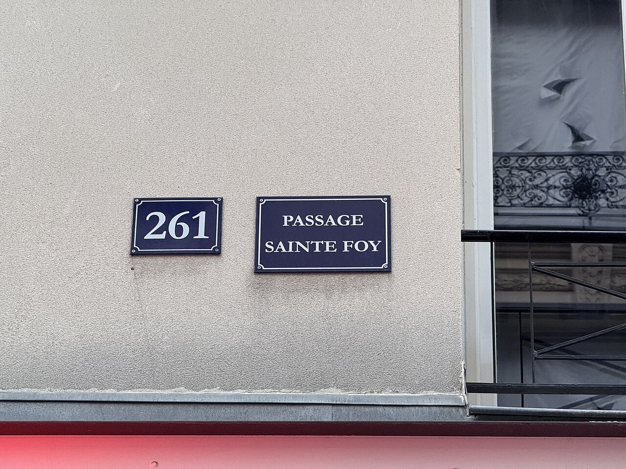 Les plaques émaillées du 261 rue Saint-Denis et du passage Sainte-Foy sur la façade