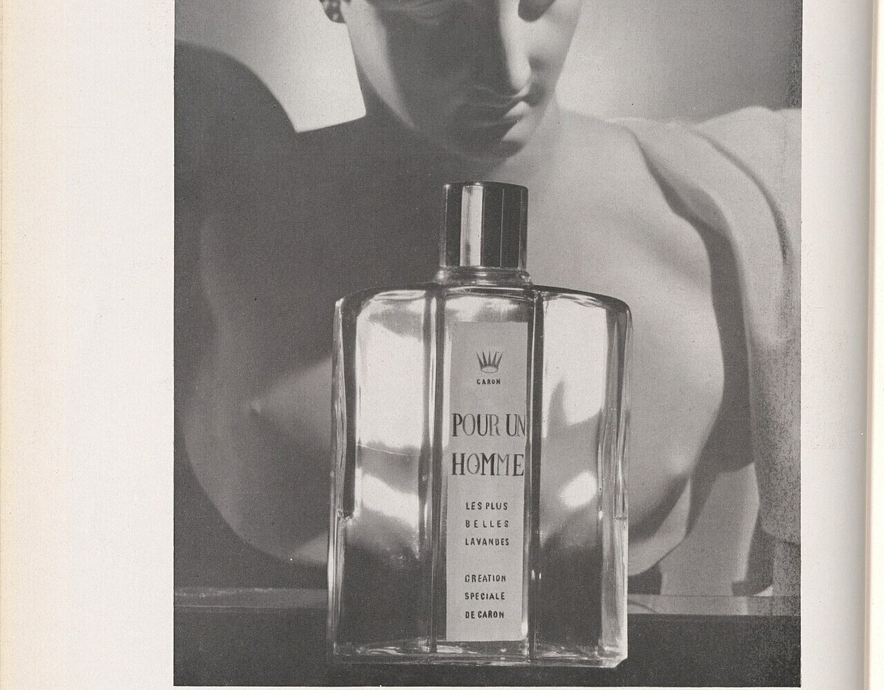 Une publicité ancienne des parfums Caron parue dans Vogue