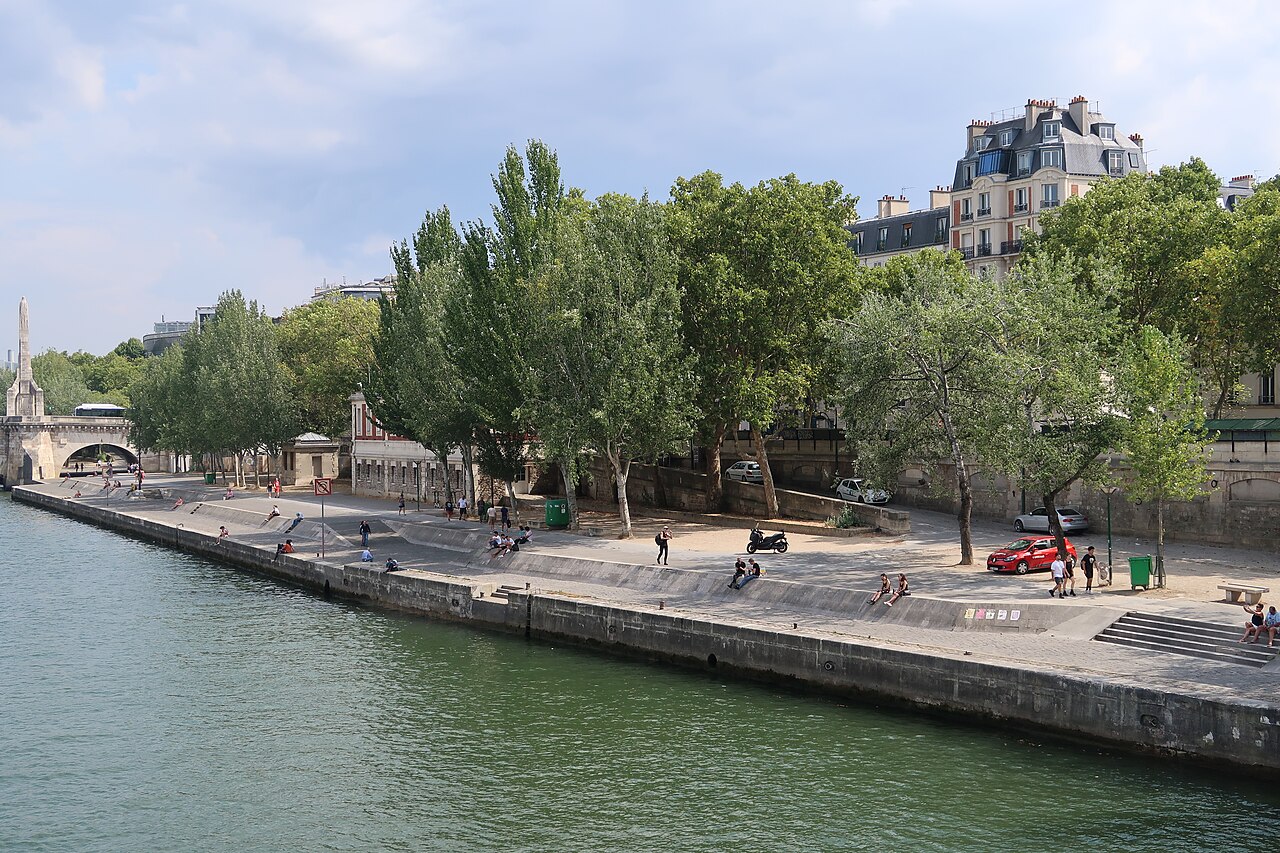 Le quai de la Tournelle à Paris, où tourne la broche de la Rôtisserie d'Argent