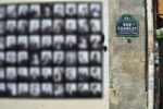 Un mur de la rue Charlot couvert d'affiches sérigraphiées, sous la plaque de la rue