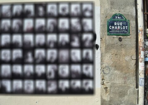 Un mur de la rue Charlot couvert d'affiches sérigraphiées, sous la plaque de la rue