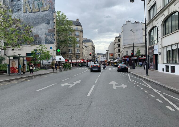 La rue de Charonne, dans le 11e arrondissement de Paris, fief de La Belle Équipe