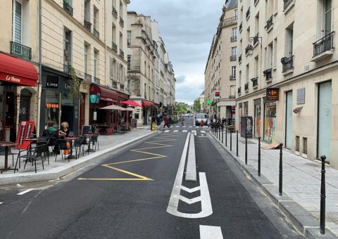 La rue des Deux-Ponts, sur l'île Saint-Louis, repaire du Minicafé