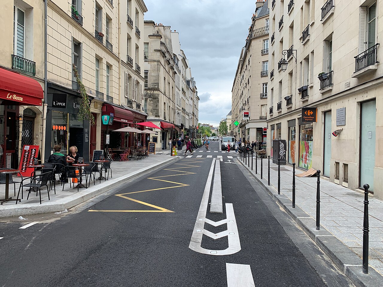 La rue des Deux-Ponts, sur l'île Saint-Louis, repaire du Minicafé