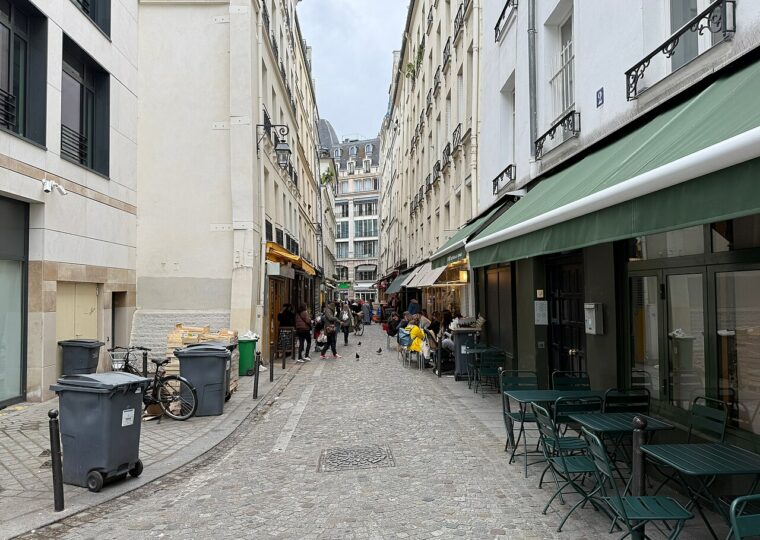 La rue du Nil, dans le Sentier, où Plaq torréfie ses fèves