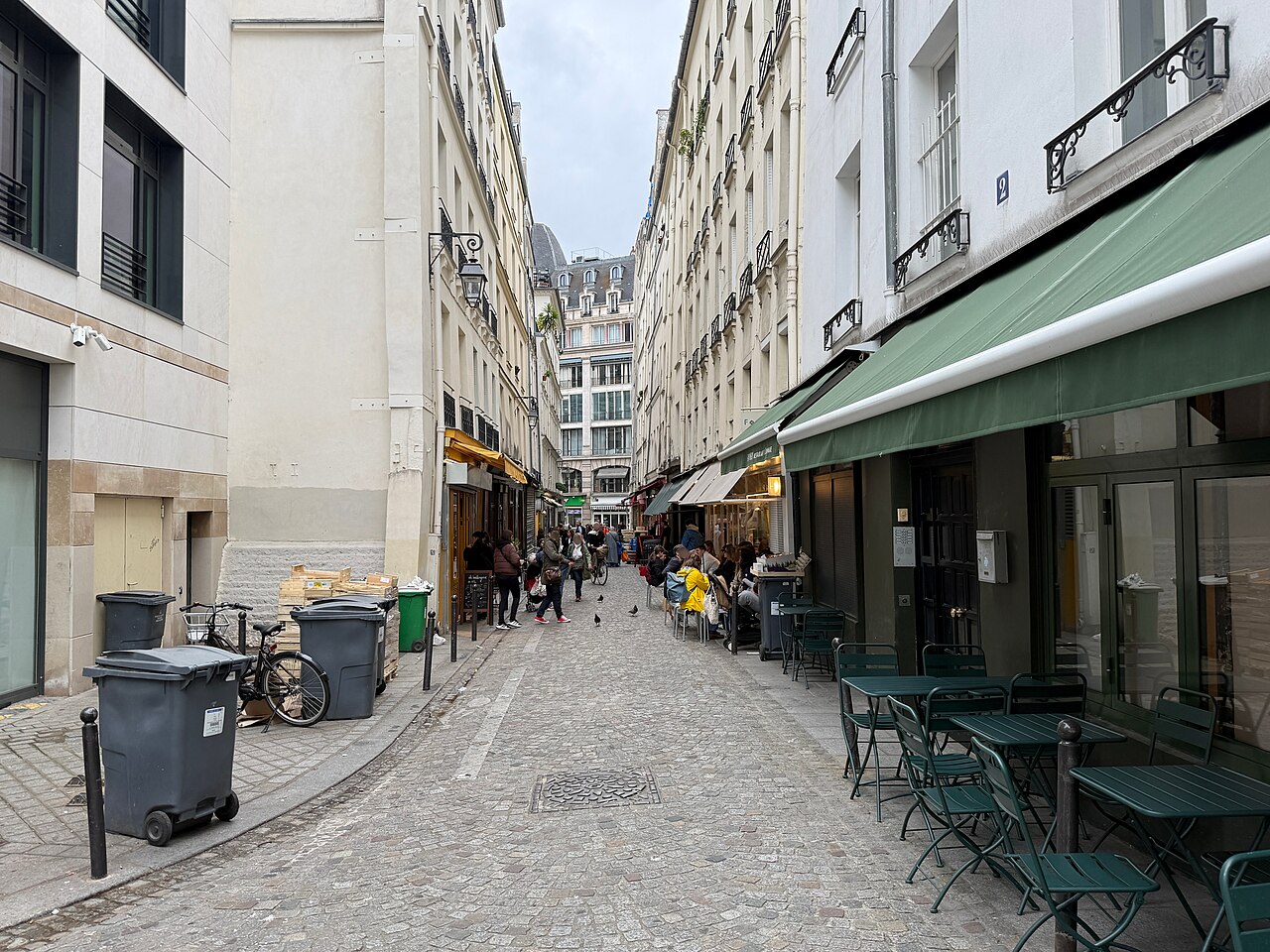La rue du Nil, dans le Sentier, où Plaq torréfie ses fèves