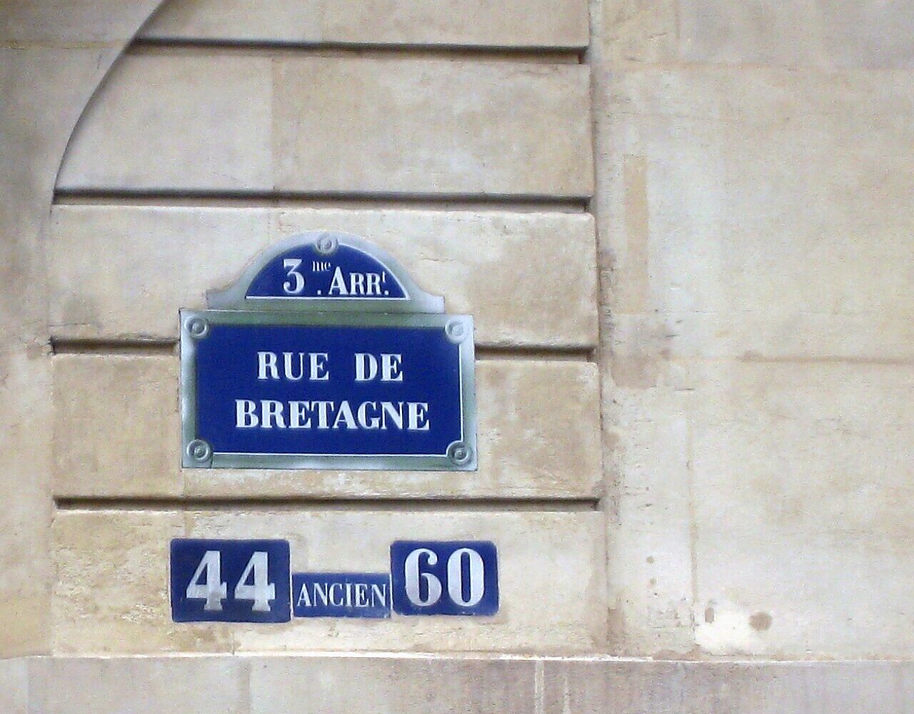 La rue de Bretagne, dont une porte bleue cache la pâtisserie Bontemps