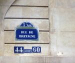 La rue de Bretagne, dont une porte bleue cache la pâtisserie Bontemps