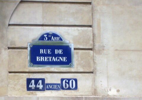 La rue de Bretagne, dont une porte bleue cache la pâtisserie Bontemps