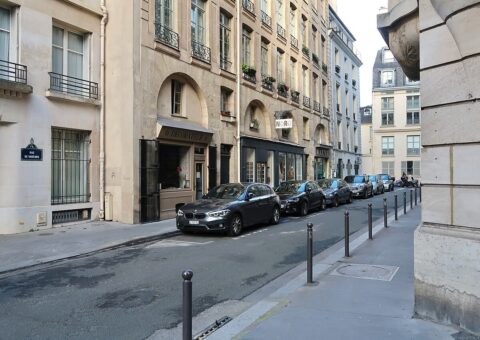 La rue de Varenne, où Philippe Conticini sert ses gâteaux d'émotions