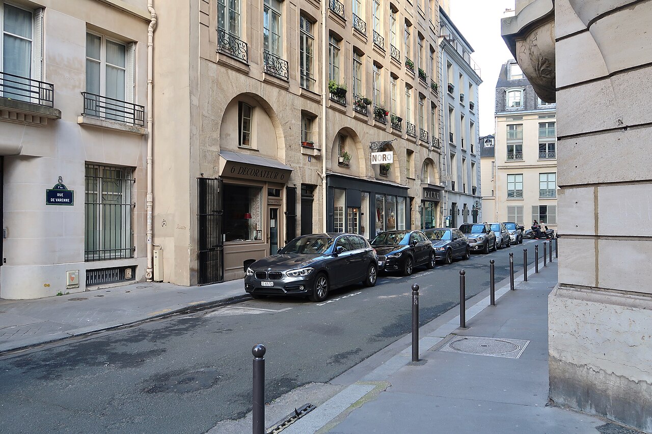La rue de Varenne, où Philippe Conticini sert ses gâteaux d'émotions