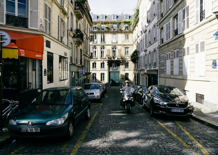 La salle chaleureuse du Bistrot des Tournelles à Paris