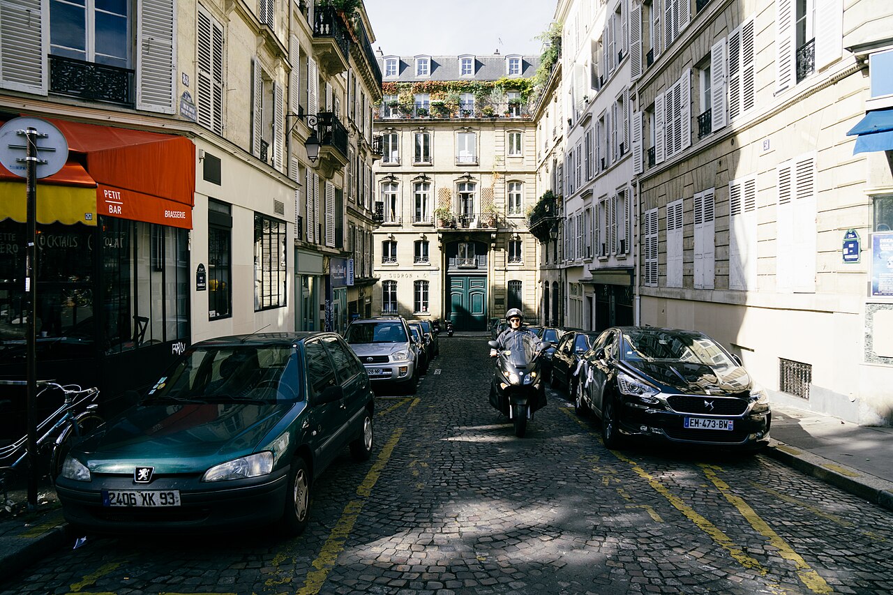 La salle chaleureuse du Bistrot des Tournelles à Paris