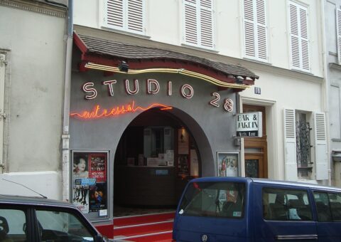 La façade du Studio 28, rue Tholozé, sur la butte Montmartre