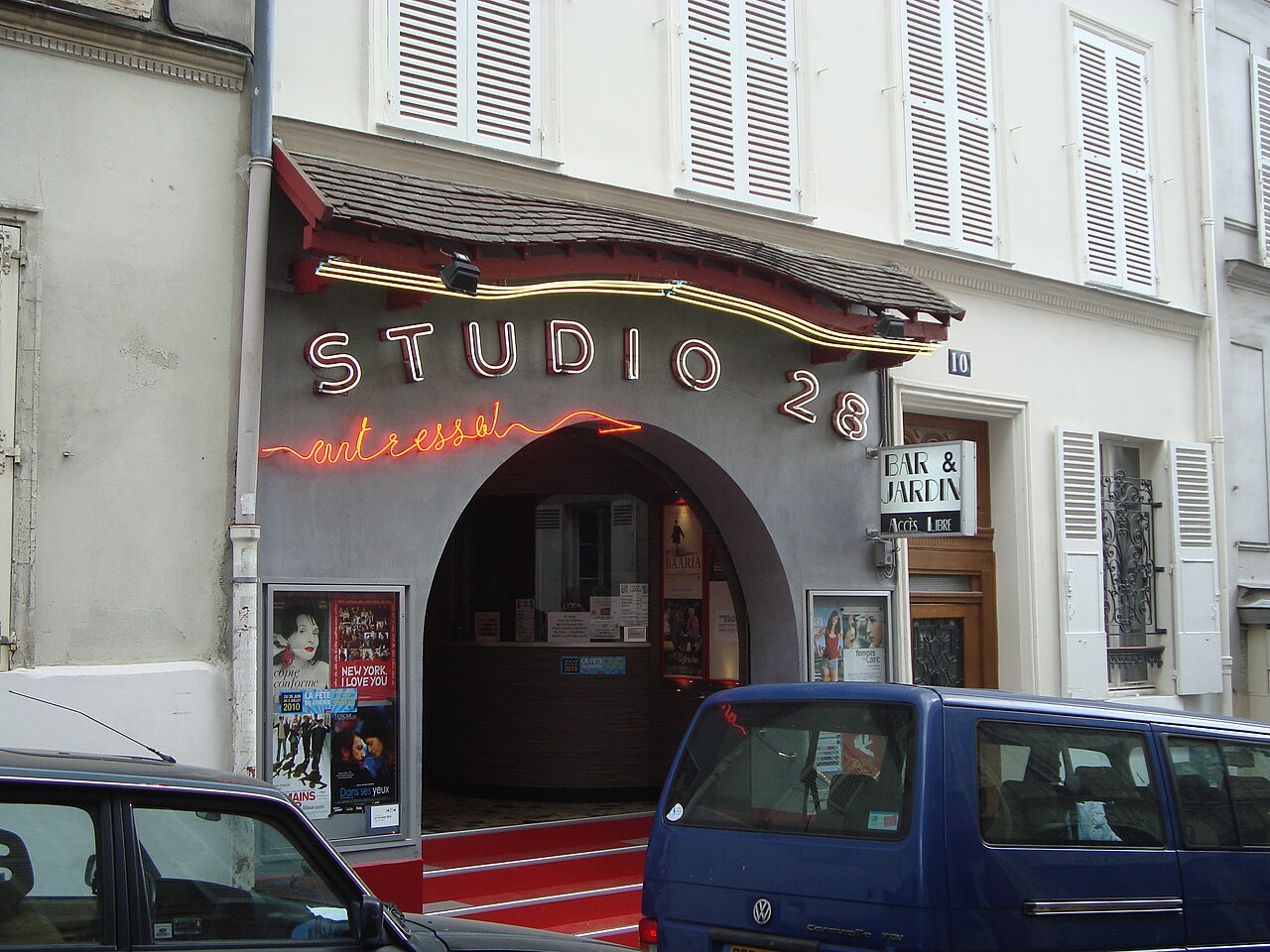 La façade du Studio 28, rue Tholozé, sur la butte Montmartre