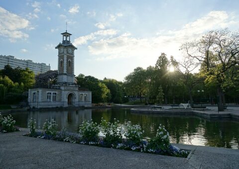Le beffroi de l'ancien marché à la criée du parc Georges-Brassens au coucher du soleil, reflété dans le bassin