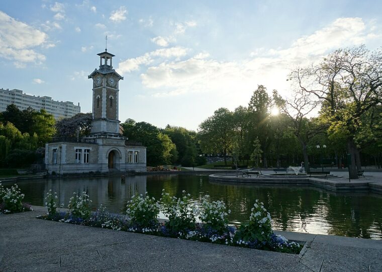 Le beffroi de l'ancien marché à la criée du parc Georges-Brassens au coucher du soleil, reflété dans le bassin