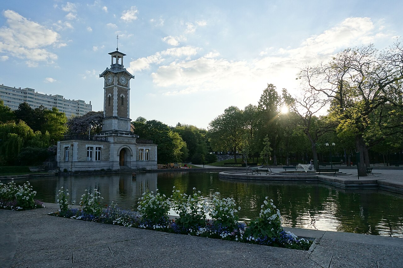 Le beffroi de l'ancien marché à la criée du parc Georges-Brassens au coucher du soleil, reflété dans le bassin