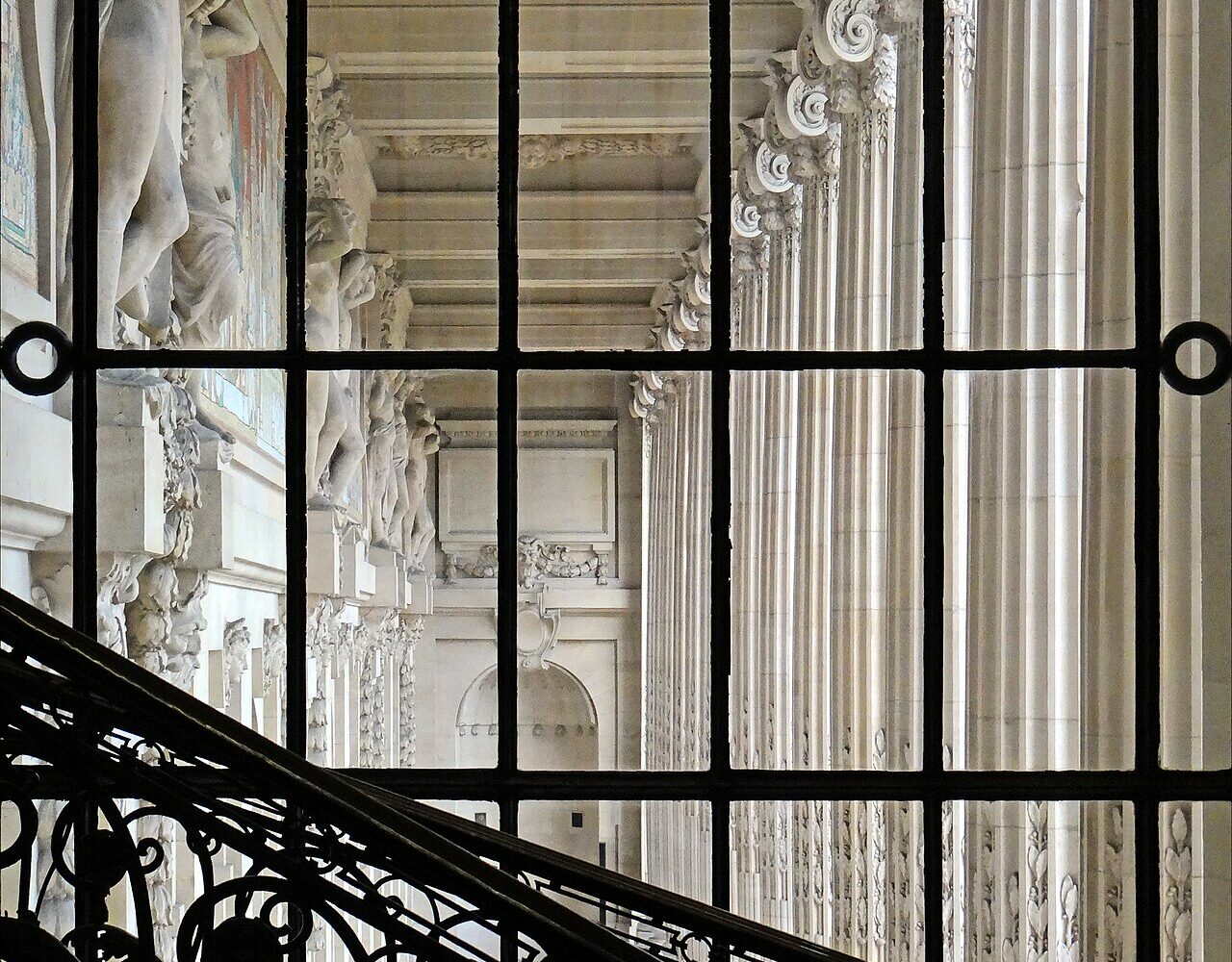 Le péristyle à colonnes du Grand Palais, écrin de la terrasse du Grand Café