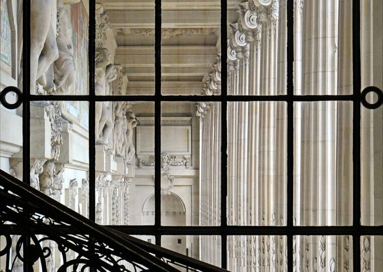 Le péristyle à colonnes du Grand Palais, écrin de la terrasse du Grand Café