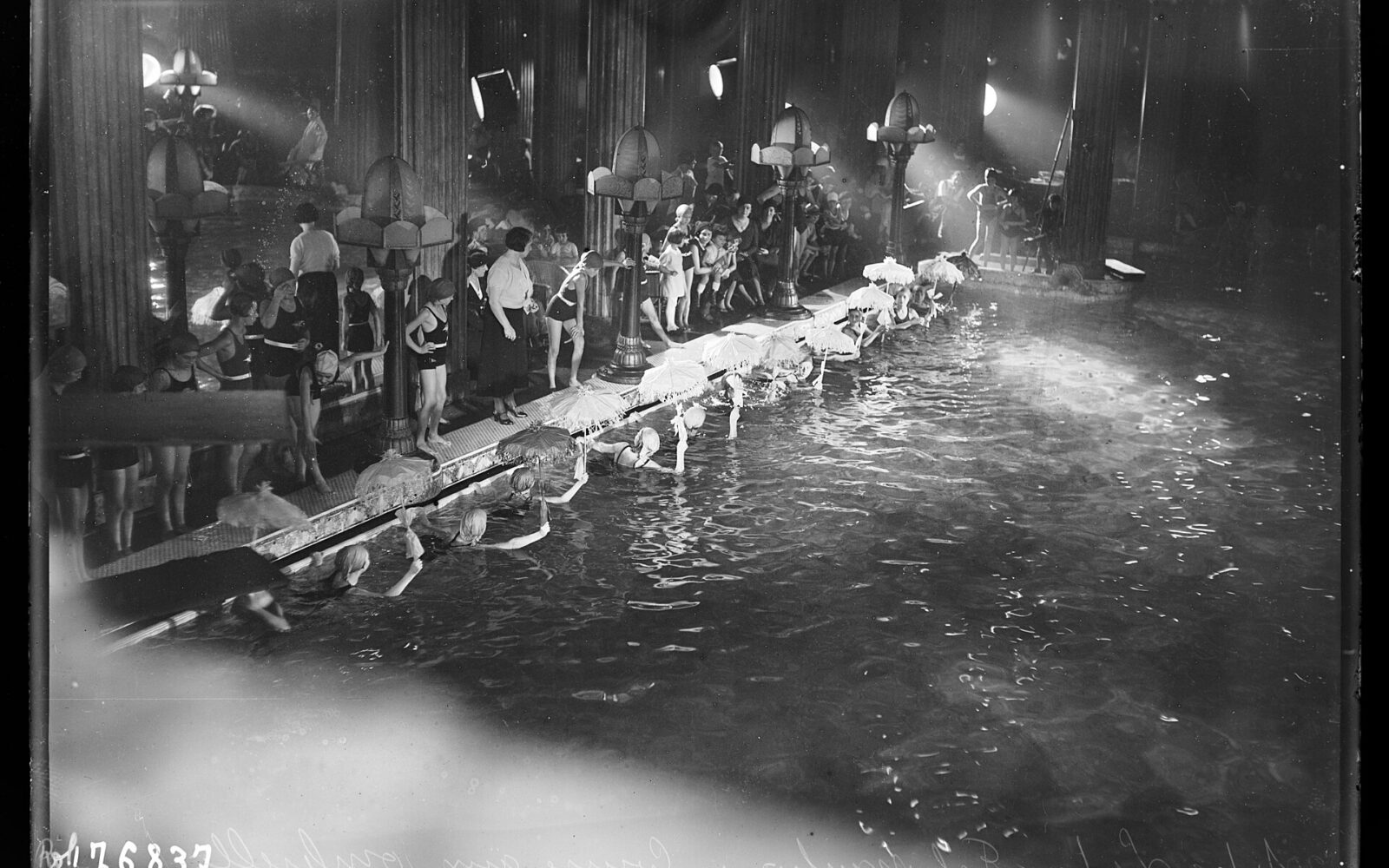La fête nautique du Lido des Champs-Élysées en 1933