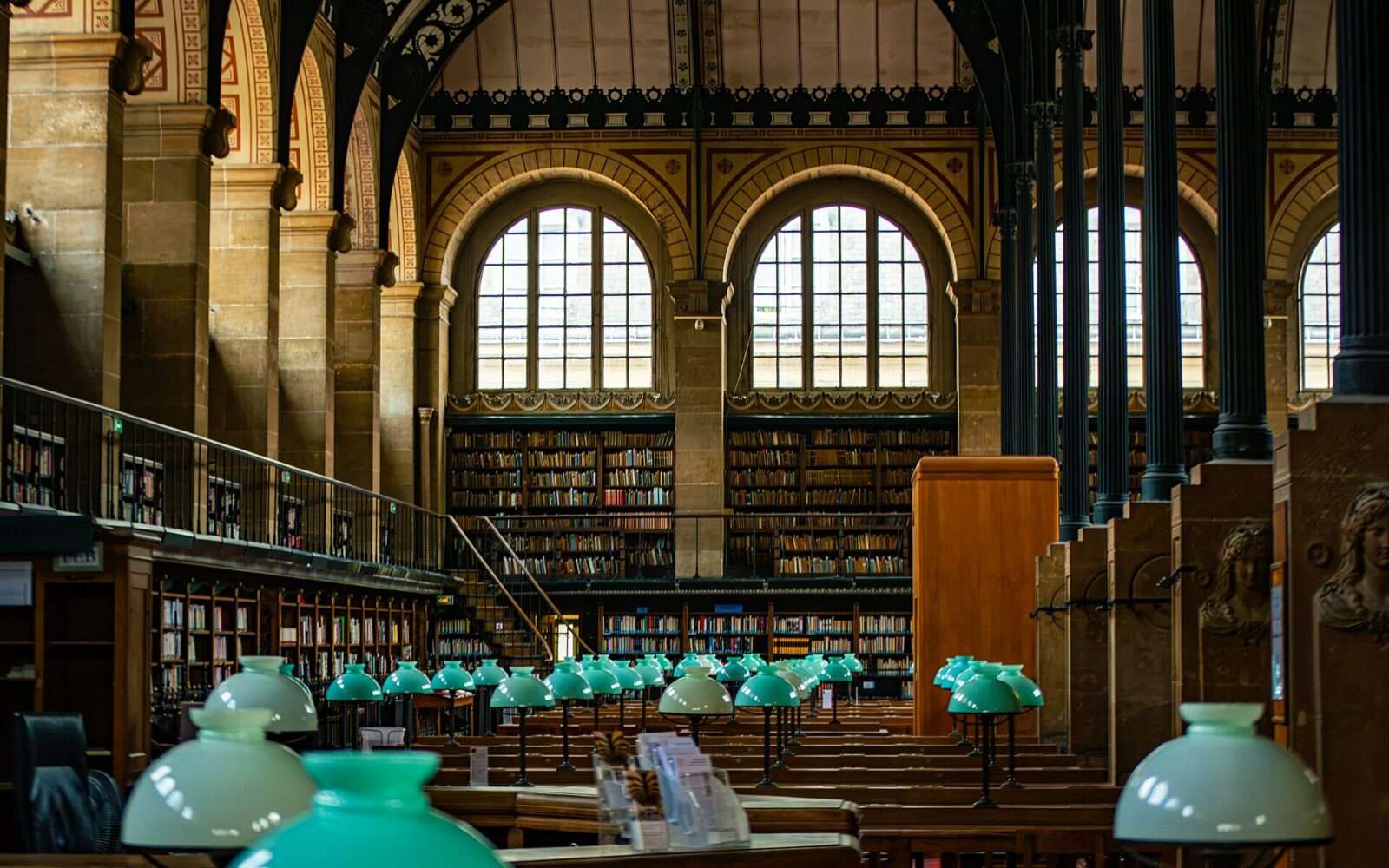 La salle de lecture et les arcs de fonte de la bibliothèque Sainte-Geneviève