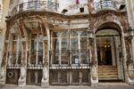 La façade de grès flammés du Céramic Hôtel, avenue de Wagram