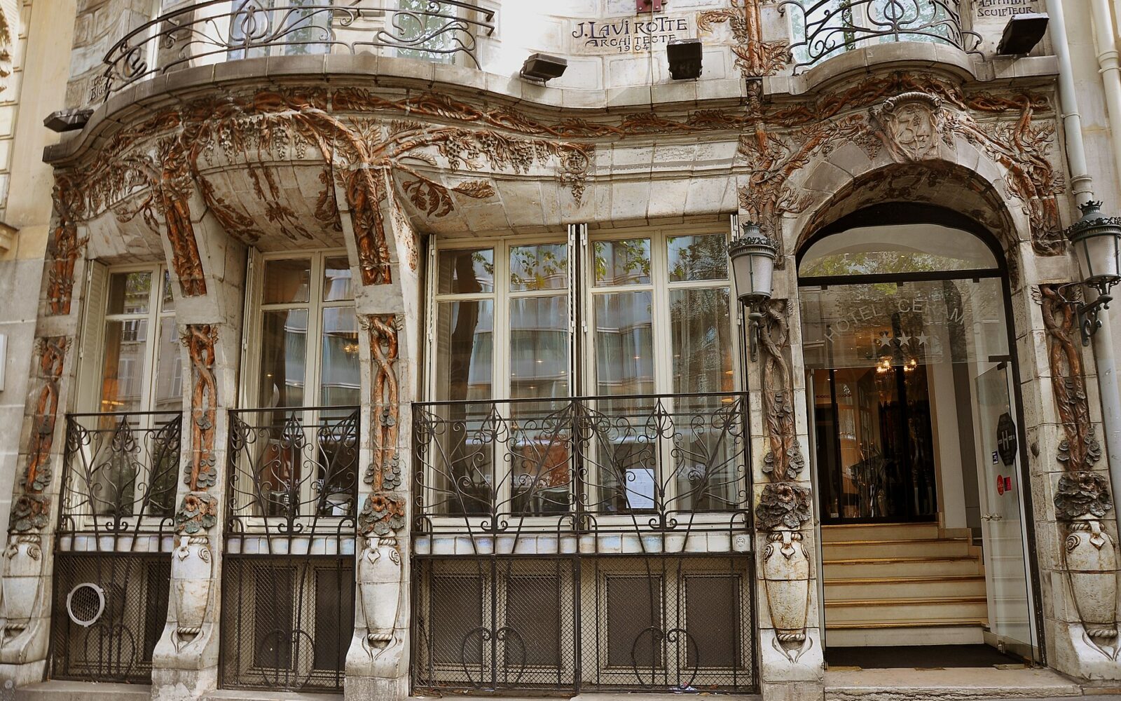 La façade de grès flammés du Céramic Hôtel, avenue de Wagram