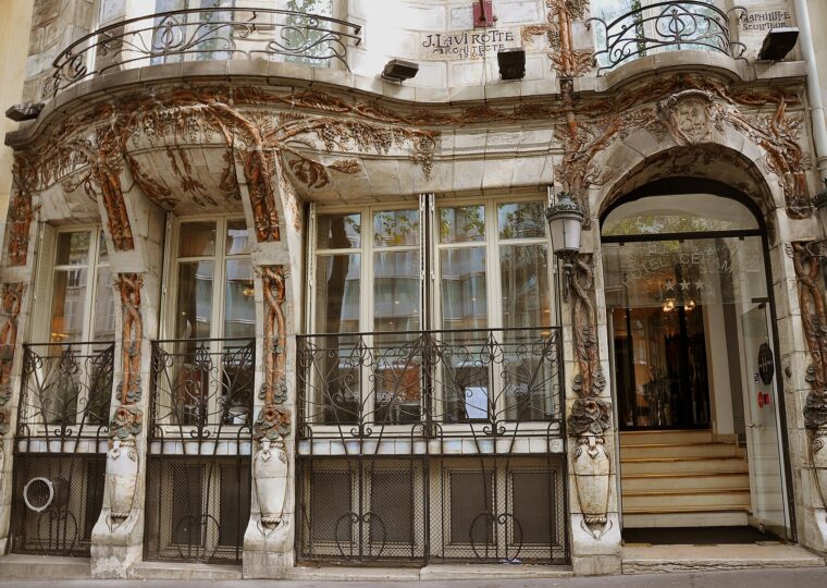 La façade de grès flammés du Céramic Hôtel, avenue de Wagram
