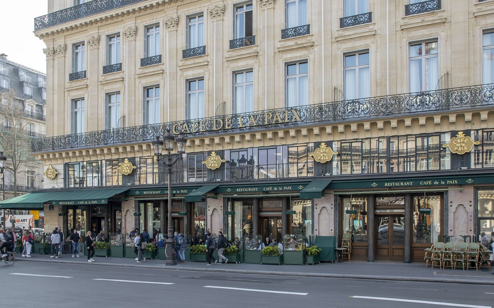 La terrasse du Café de la Paix face à l'Opéra Garnier