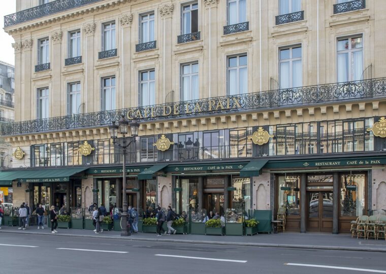 La terrasse du Café de la Paix face à l'Opéra Garnier