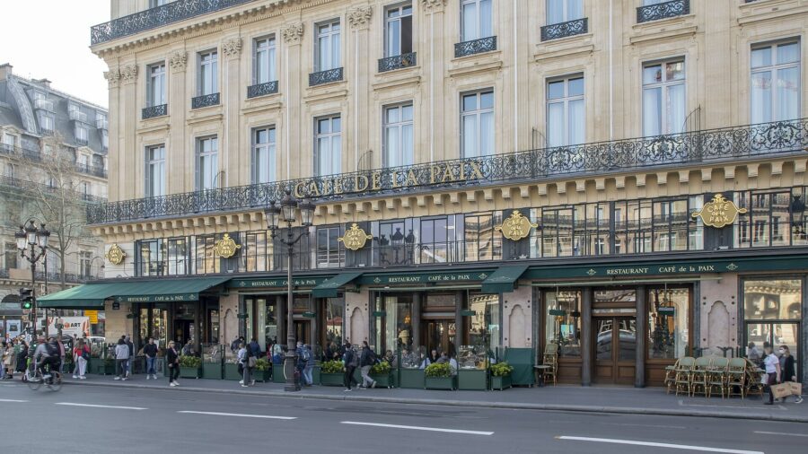 La terrasse du Café de la Paix face à l'Opéra Garnier