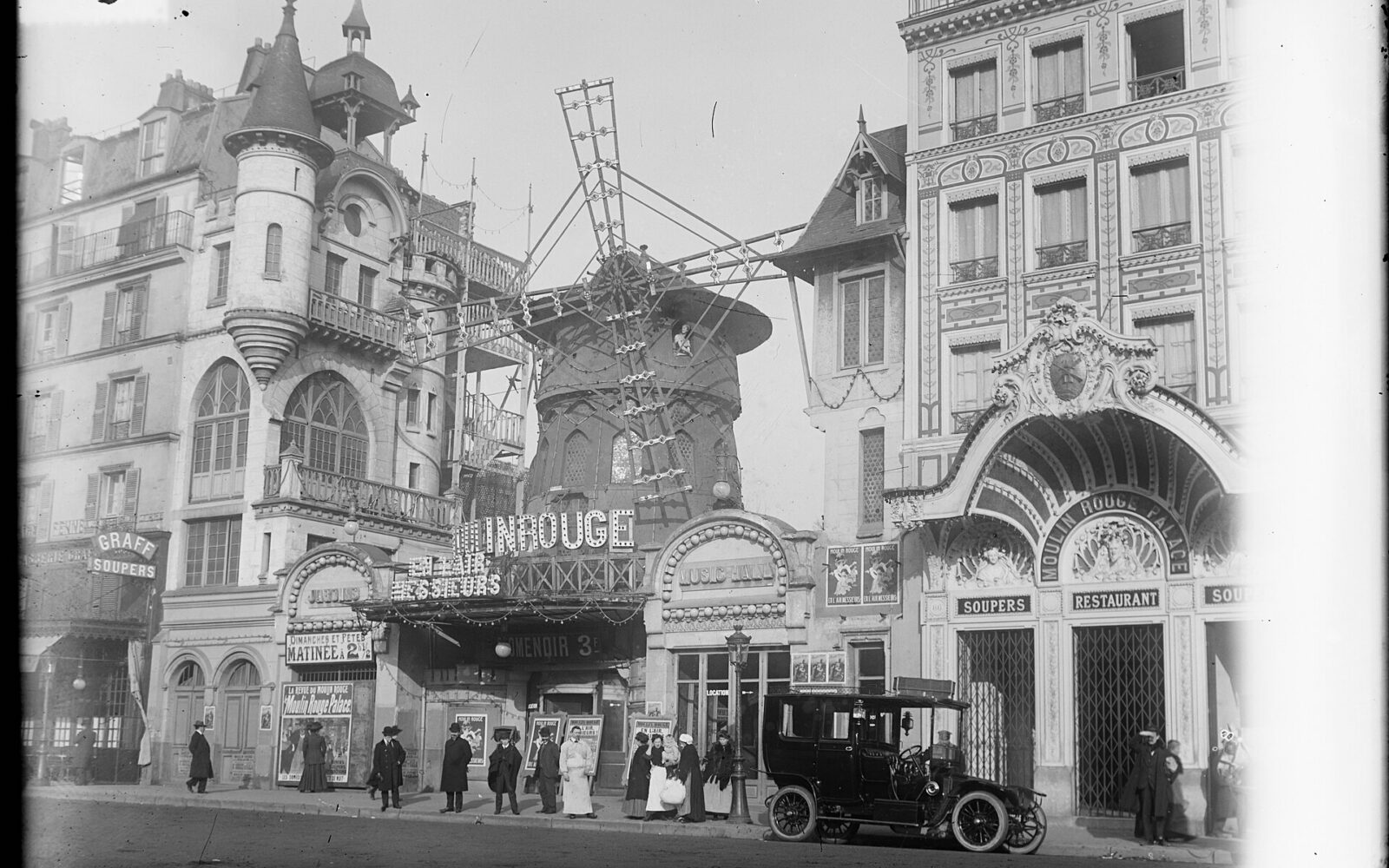 La façade et les ailes du Moulin Rouge