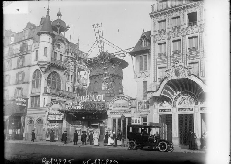 La façade et les ailes du Moulin Rouge