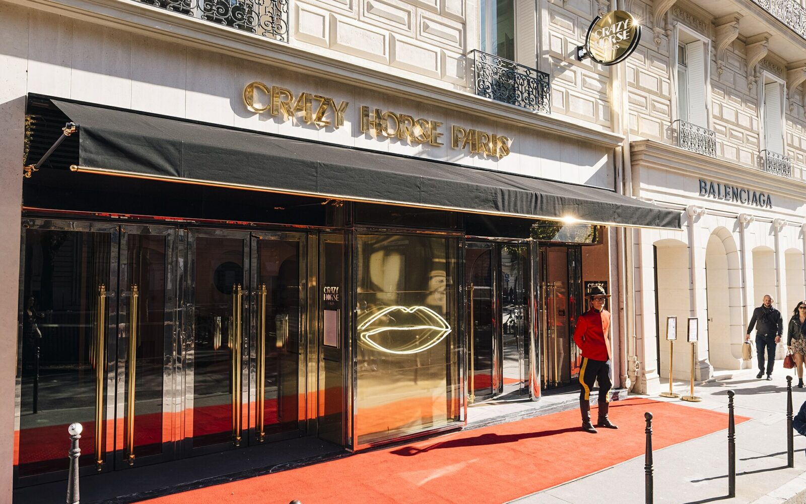 La façade du Crazy Horse, avenue George-V