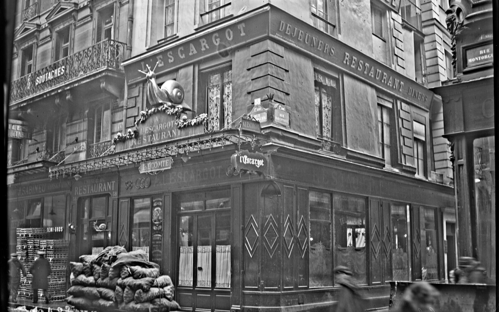 La façade dorée de l'Escargot Montorgueil, rue Montorgueil