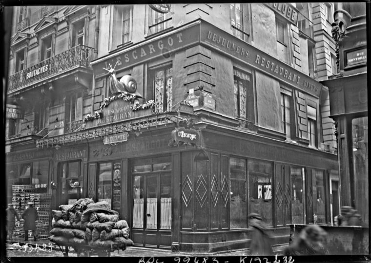La façade dorée de l'Escargot Montorgueil, rue Montorgueil