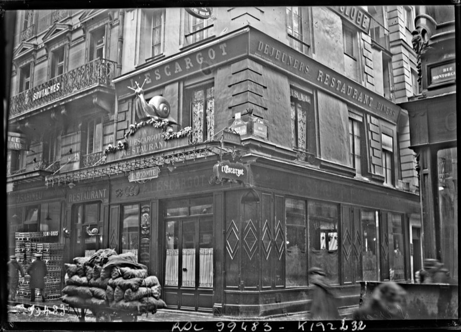 La façade dorée de l'Escargot Montorgueil, rue Montorgueil