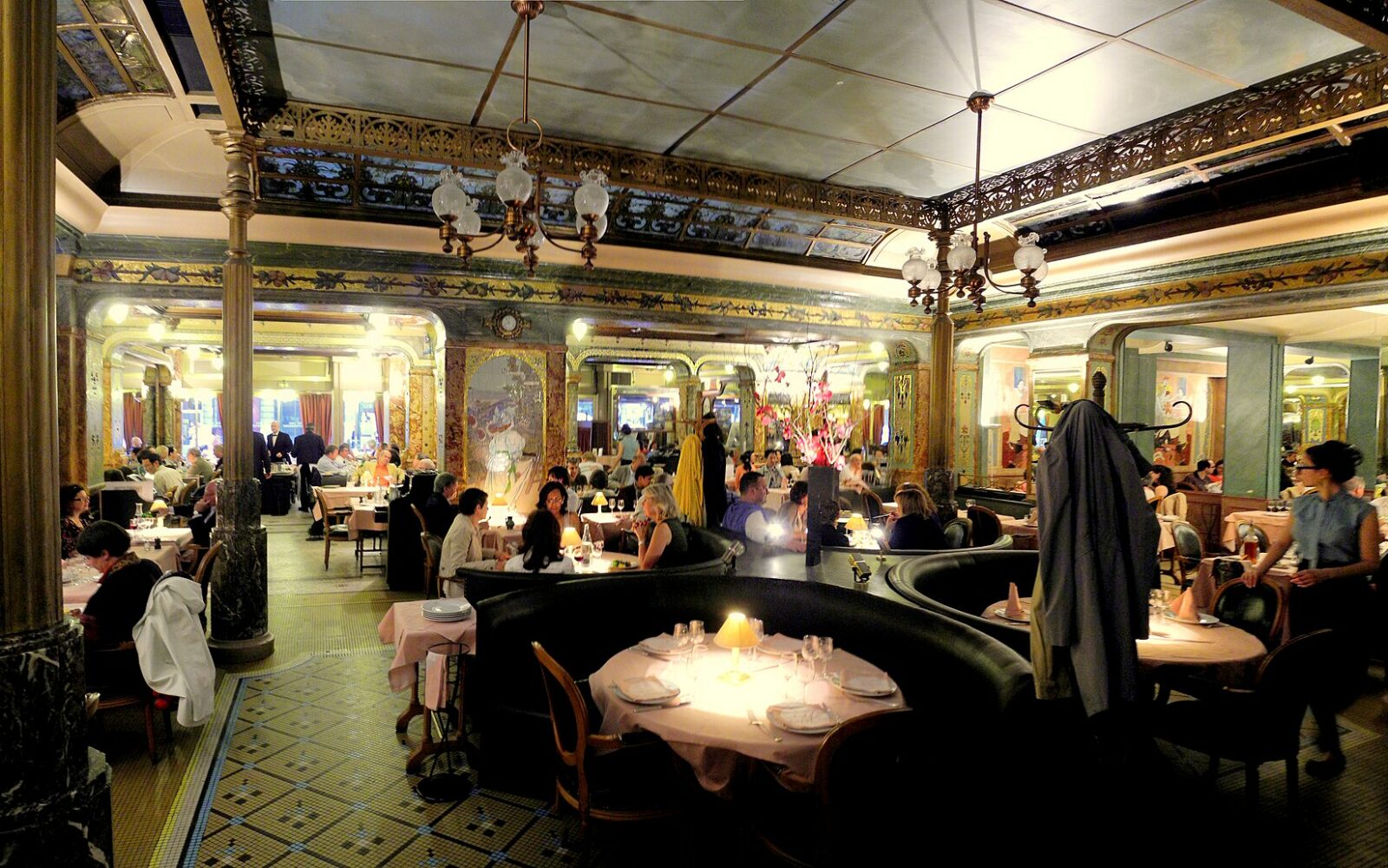 La salle aux céramiques de la brasserie Mollard, rue Saint-Lazare