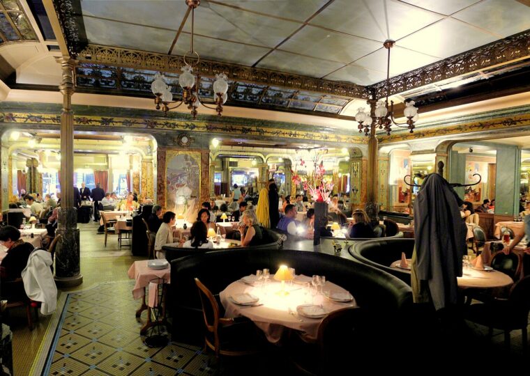 La salle aux céramiques de la brasserie Mollard, rue Saint-Lazare