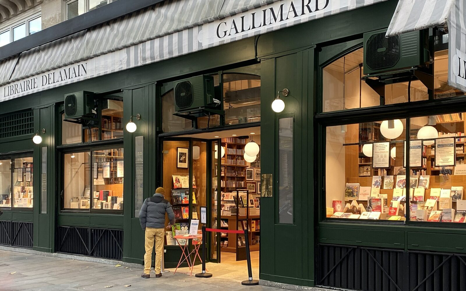 La devanture de la librairie Delamain, rue Saint-Honoré