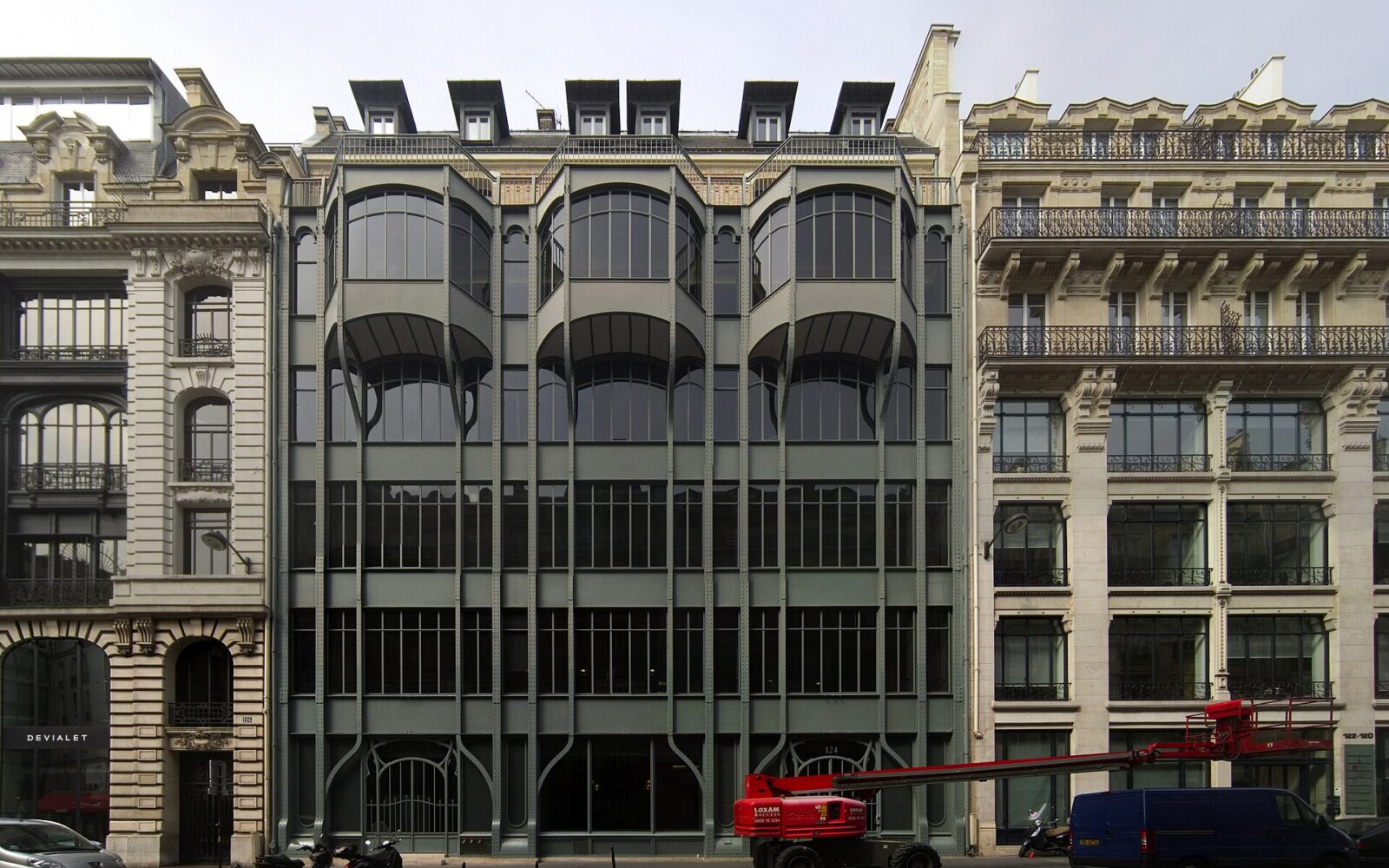 La façade métallique de l'immeuble du 124 rue Réaumur