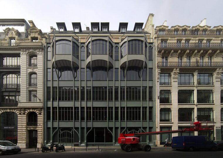 La façade métallique de l'immeuble du 124 rue Réaumur