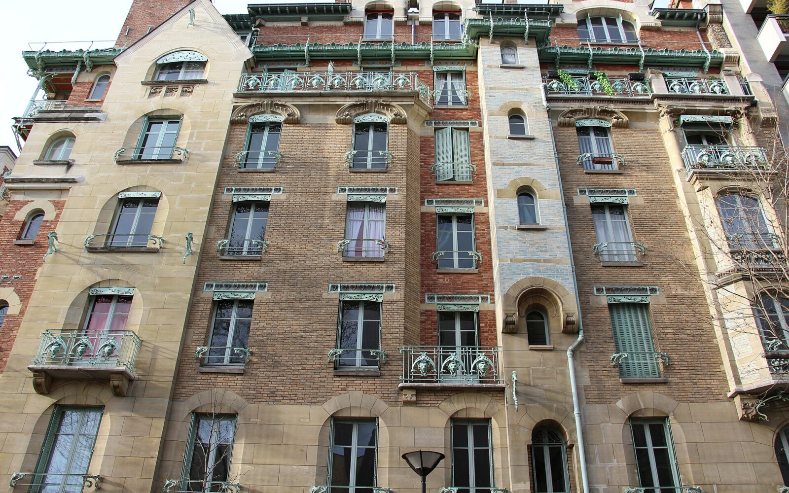 La façade polychrome du Castel Béranger, rue Jean-de-La-Fontaine