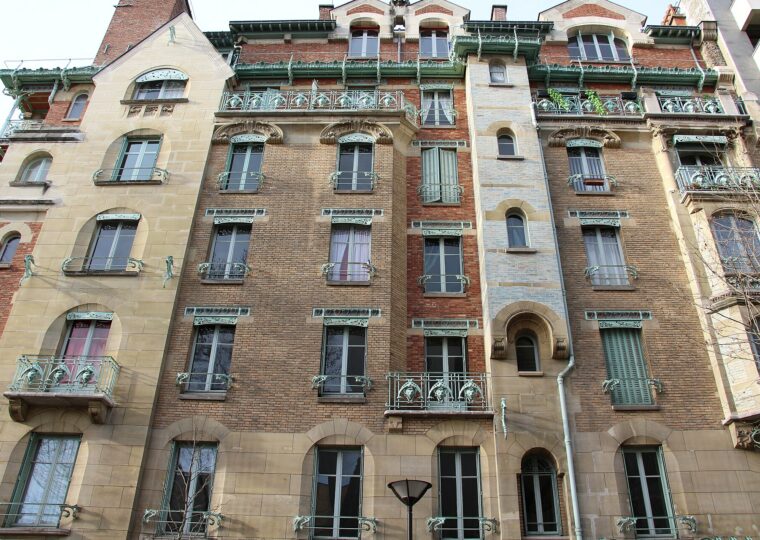 La façade polychrome du Castel Béranger, rue Jean-de-La-Fontaine