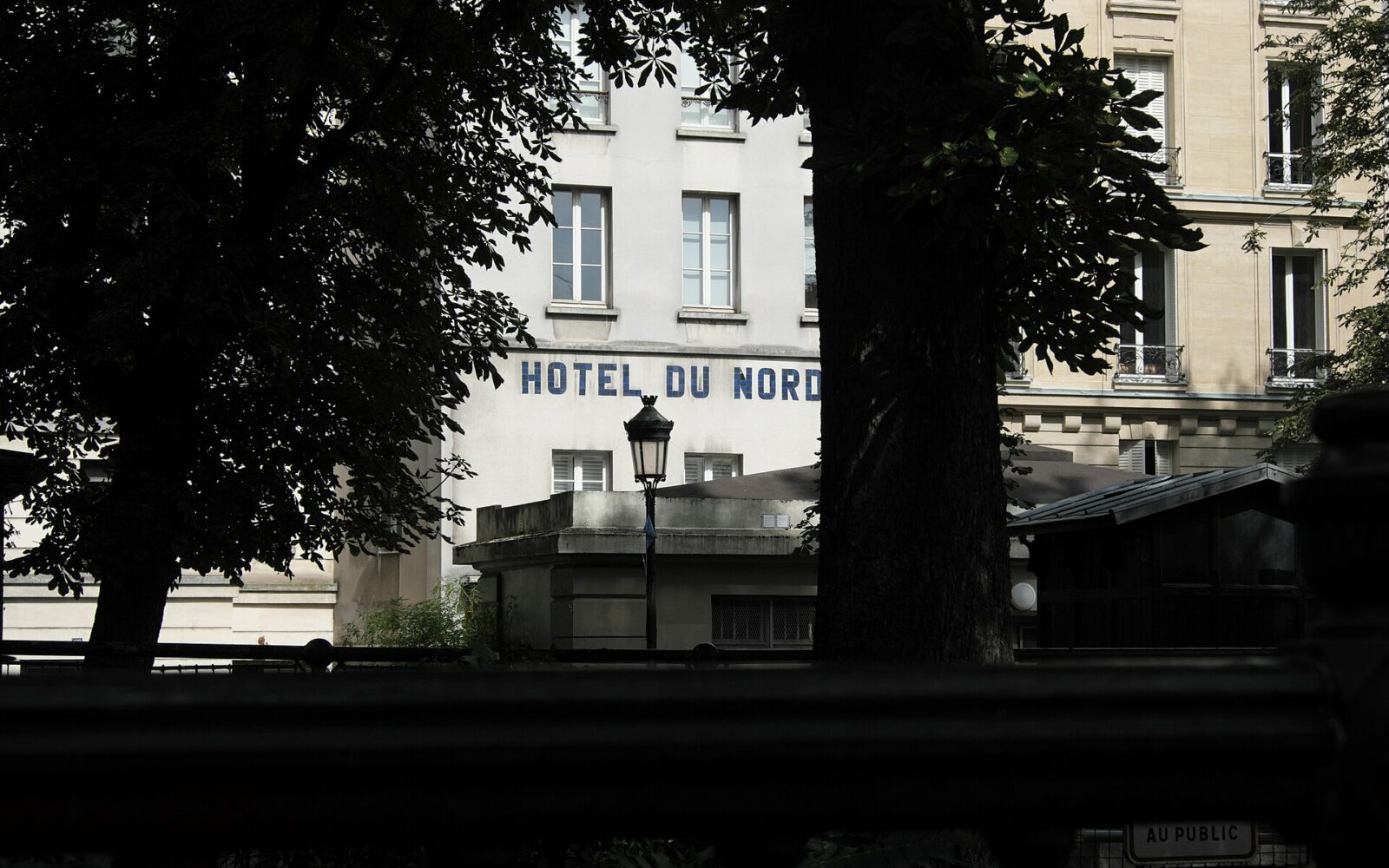 La façade de l'Hôtel du Nord, quai de Jemmapes