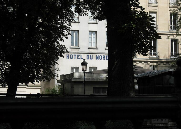 La façade de l'Hôtel du Nord, quai de Jemmapes